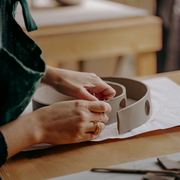 Le vase en cours de réalisation dans l'atelier d'Elsa Haas